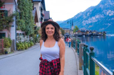 Latin bir kadın Avusturya 'daki Alps dağlarında tatilde. Tatil ve tatil kavramı