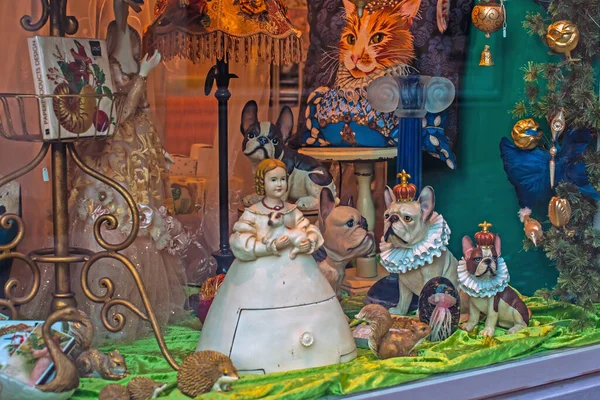 Alışveriş detayları. Avrupa 'nın şık vitrinlerinde şehrin merkezinde süslü şeyler sergileniyor. Zürih, İsviçre. 31 Kasım. İllüstrasyon Editörü