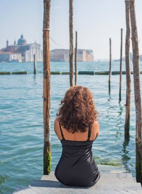 Latin bir kadın İtalya 'da Venedik' te tatilde. Tatil ve tatil kavramı