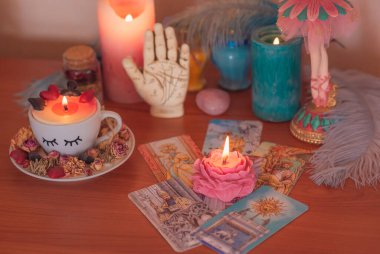Bir aşk, koca, eş ya da ilişki için falcılık ve kahin tavsiyesi. Tarot güvertesi. İllüstrasyon başyazısı. Ukrayna Kiev 'i. 4 Kasım
