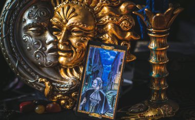 Kehanet kavramı, kahin ve tarot kartları ve diğer büyüler hakkında kehanetler. Avrupa, İtalya, Venedik: İllüstrasyon Editörü