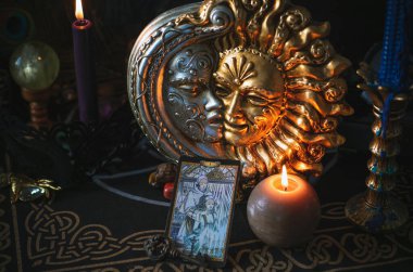 Kehanet kavramı, kahin ve tarot kartları ve diğer büyüler hakkında kehanetler. Avrupa, İtalya, Venedik: İllüstrasyon Editörü
