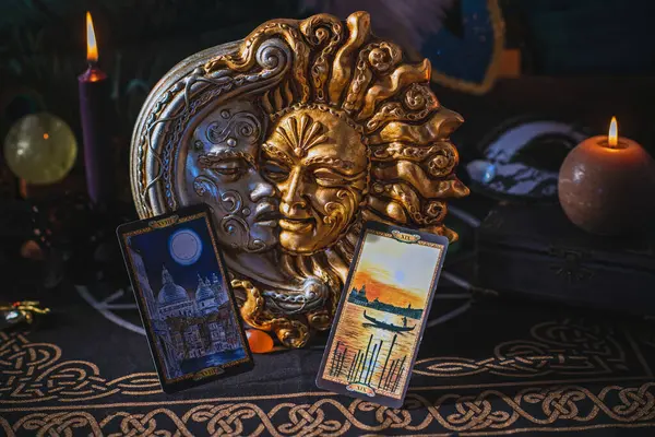 Kehanet kavramı, kahin ve tarot kartları ve diğer büyüler hakkında kehanetler. Avrupa, İtalya, Venedik: İllüstrasyon Editörü