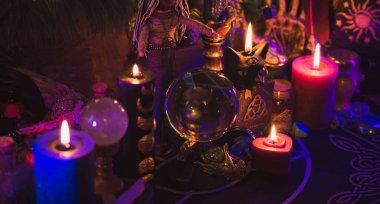 Karanlık odadaki mum ışıkları. Kehanet, kehanet ve kehanet kavramı, ritüeller ve diğer büyüler. 