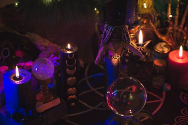 Karanlık odadaki mum ışıkları. Kehanet, kehanet ve kehanet kavramı, ritüeller ve diğer büyüler. 