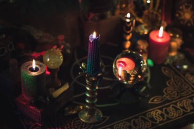 Karanlık odadaki mum ışıkları. Kehanet, kehanet ve kehanet kavramı, ritüeller ve diğer büyüler. 