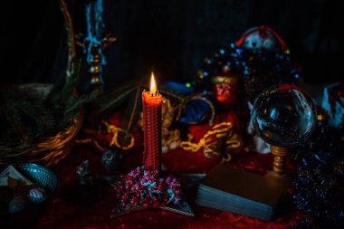 Noel mum ışıkları karanlık odada. Kehanet, kehanet ve kehanet kavramı, ritüeller ve diğer büyüler. 