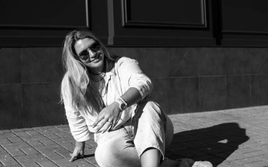 Gülümseyen Avrupalı bir model, günlük giysiler içinde, şehir arkasında. Oldukça hoş, tombul bir kadın.