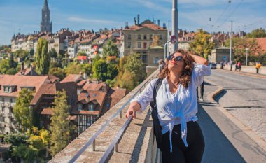 Şehir merkezinde tatilde olan bir kadın. Avrupa sokak manzarası. Hispanik kadın dünyayı geziyor.