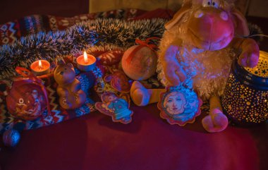 Sihirli Noel çizimi. Sıcak elementlerin dekorasyonu, evde yeni yıl mumları.