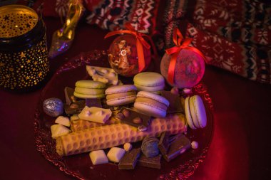 Sihirli Noel çizimi. Sıcak elementlerin dekorasyonu, evde yeni yıl mumları.