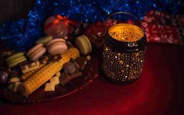 Sihirli Noel çizimi. Sıcak elementlerin dekorasyonu, evde yeni yıl mumları.