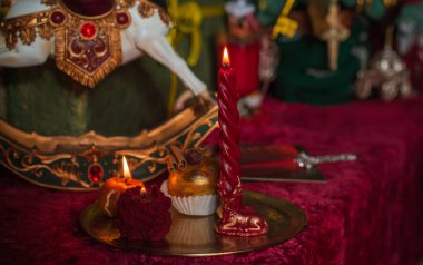 Noel, cadı ya da putperest enerji büyüsü ayini. Noel arifesi kehaneti. Hayatına aşkı, parayı ve şansı çekmek. Mum büyüsü.