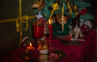 Noel, cadı ya da putperest enerji büyüsü ayini. Noel arifesi kehaneti. Hayatına aşkı, parayı ve şansı çekmek. Mum büyüsü.