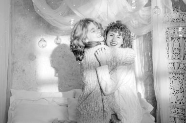 Sıcak aile sahnesi, genç bir kızı olan genç bir anne, mutlu anlar.