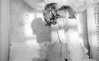 Sıcak aile sahnesi, genç bir kızı olan genç bir anne, mutlu anlar.