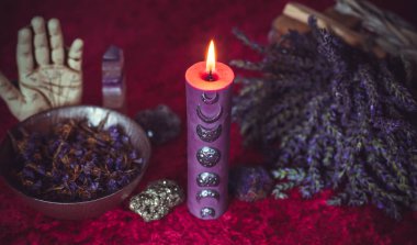 Astroloji, ezoterizm konsepti. Masadaki şeyler, mistik atmosfer. Gelecek öngörüsü 
