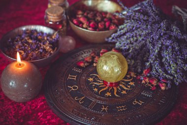Astroloji, ezoterizm konsepti. Masadaki şeyler, mistik atmosfer. Gelecek öngörüsü 