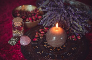Astroloji, ezoterizm konsepti. Masadaki şeyler, mistik atmosfer. Gelecek öngörüsü 