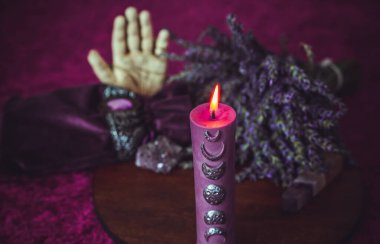 Astroloji, ezoterizm konsepti. Masadaki şeyler, mistik atmosfer. Gelecek öngörüsü 