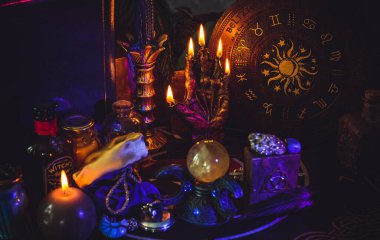 Astroloji, ezoterizm konsepti. Masadaki şeyler, mistik atmosfer. Gelecek öngörüsü 