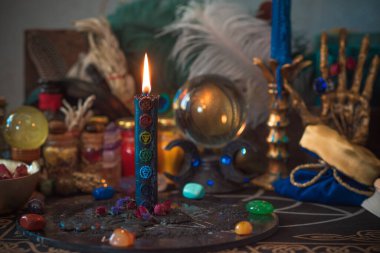 Astroloji, ezoterizm konsepti. Masadaki şeyler, mistik atmosfer. Gelecek öngörüsü 