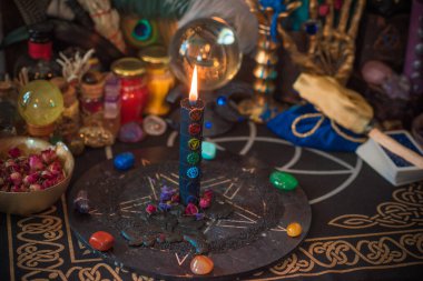 Astroloji, ezoterizm konsepti. Masadaki şeyler, mistik atmosfer. Gelecek öngörüsü 