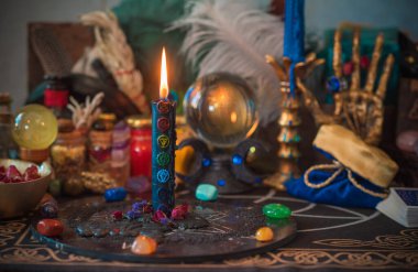 Astroloji, ezoterizm konsepti. Masadaki şeyler, mistik atmosfer. Gelecek öngörüsü 