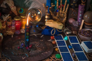 Astroloji, ezoterizm konsepti. Masadaki şeyler, mistik atmosfer. Gelecek öngörüsü 