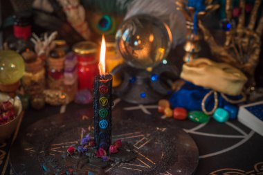 Astroloji, ezoterizm konsepti. Masadaki şeyler, mistik atmosfer. Gelecek öngörüsü 