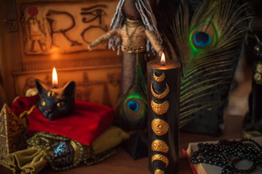 Astroloji, ezoterizm konsepti. Masadaki şeyler, mistik atmosfer. Gelecek öngörüsü 