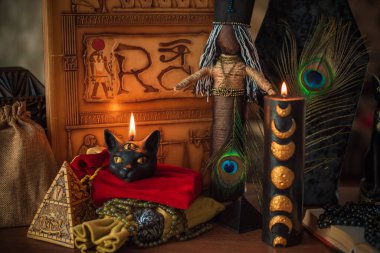 Astroloji, ezoterizm konsepti. Masadaki şeyler, mistik atmosfer. Gelecek öngörüsü 