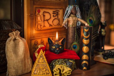 Astroloji, ezoterizm konsepti. Masadaki şeyler, mistik atmosfer. Gelecek öngörüsü 