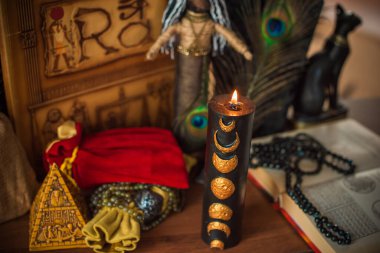 Astroloji, ezoterizm konsepti. Masadaki şeyler, mistik atmosfer. Gelecek öngörüsü 