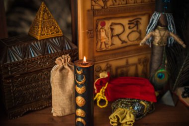 Astroloji, ezoterizm konsepti. Masadaki şeyler, mistik atmosfer. Gelecek öngörüsü 