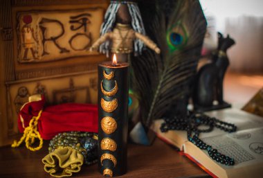 Astroloji, ezoterizm konsepti. Masadaki şeyler, mistik atmosfer. Gelecek öngörüsü 