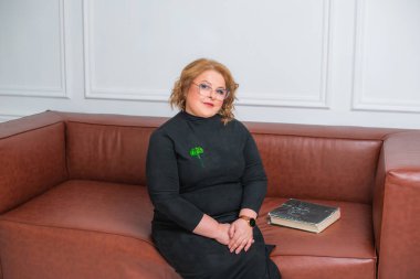 Artı olgun modern kadın yaşam tarzı. Klasik elbiseli orta yaşlı kadın. Yeni hayat kavramı ve değişimler