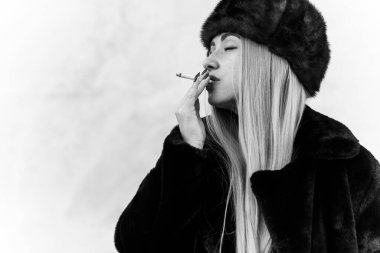 Bağımlılık kavramı. Sigara içen Slav Avrupalı kadın. Portreyi kapat. Şehvetli bayan.  