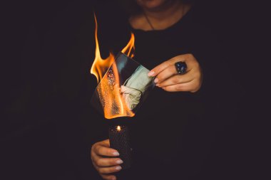 Eski hayat yanıyor. Depresyon kavramı, boşanma. Kadın depresyonda eski fotoğrafları yakıyor.