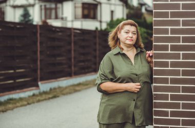 Sokakta büyük boy kadın portresi. Orta yaşlı insan psikolojisi kavramı