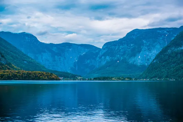 Avusturya Alp Dağları 'nın güzel manzarası. Turizm konsepti. İlham gezisi