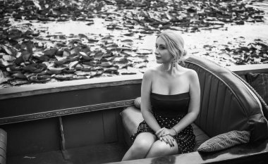 Huzur ve rahatlama kavramı. Gondoldaki Avrupalı kadın dinleniyor.