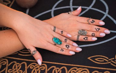Parmağındaki yüzüklerin anlamı. Yüzüğün ezoterik ve astroloji sembolü. Bir bayanın eli ile sahne