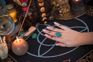 Parmağındaki yüzüklerin anlamı. Yüzüğün ezoterik ve astroloji sembolü. Bir bayanın eli ile sahne