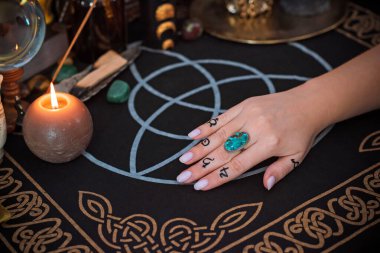 Parmağındaki yüzüklerin anlamı. Yüzüğün ezoterik ve astroloji sembolü. Bir bayanın eli ile sahne
