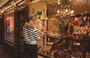 Fransa 'da tatil. Turizm ve tatil kavramı. Şehir sahnesindeki kadın