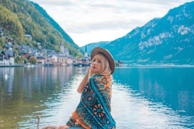 Avusturya 'da tatil. Turizm ve tatil kavramı. Hallstatt 'te dinlenen kadın, doğa sahnesi.