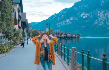 Avusturya 'da tatil. Turizm ve tatil kavramı. Hallstatt 'te dinlenen kadın, doğa sahnesi.