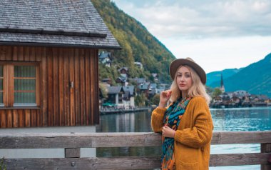 Avusturya 'da tatil. Turizm ve tatil kavramı. Hallstatt 'te dinlenen kadın, doğa sahnesi.