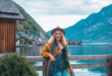 Avusturya 'da tatil. Turizm ve tatil kavramı. Hallstatt 'te dinlenen kadın, doğa sahnesi.